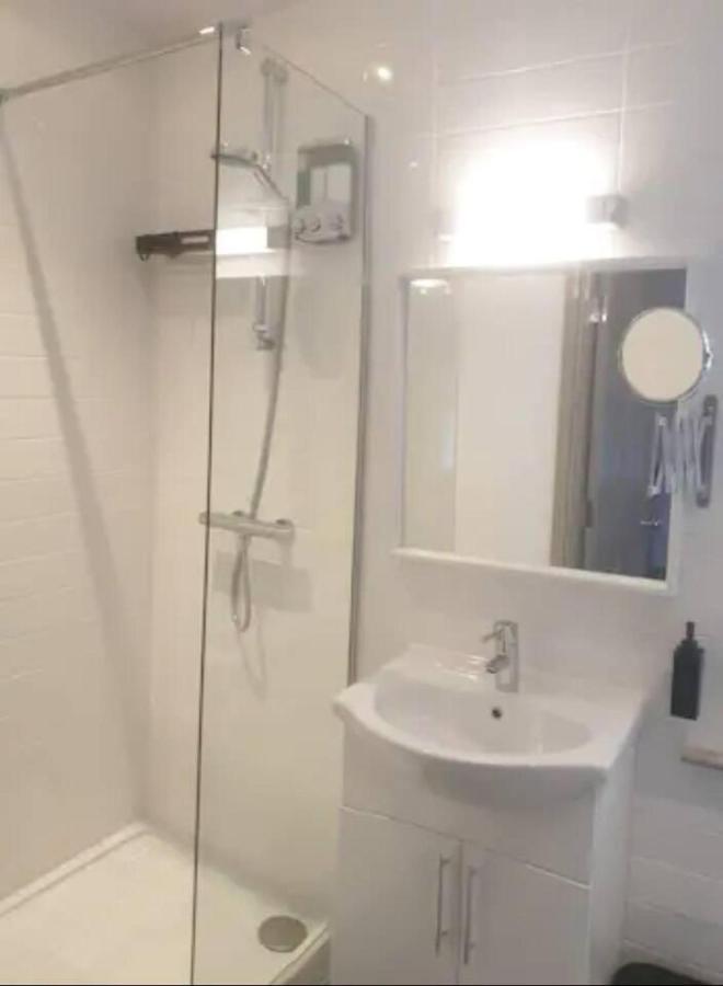 Buck - En-Suite Room In Canalside Guesthouse 伯恩利 外观 照片