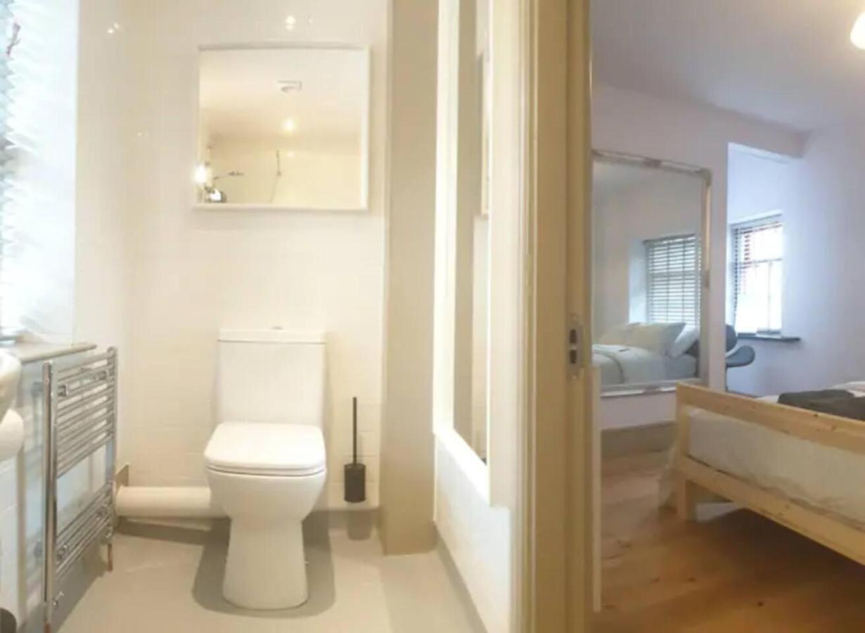 Buck - En-Suite Room In Canalside Guesthouse 伯恩利 外观 照片