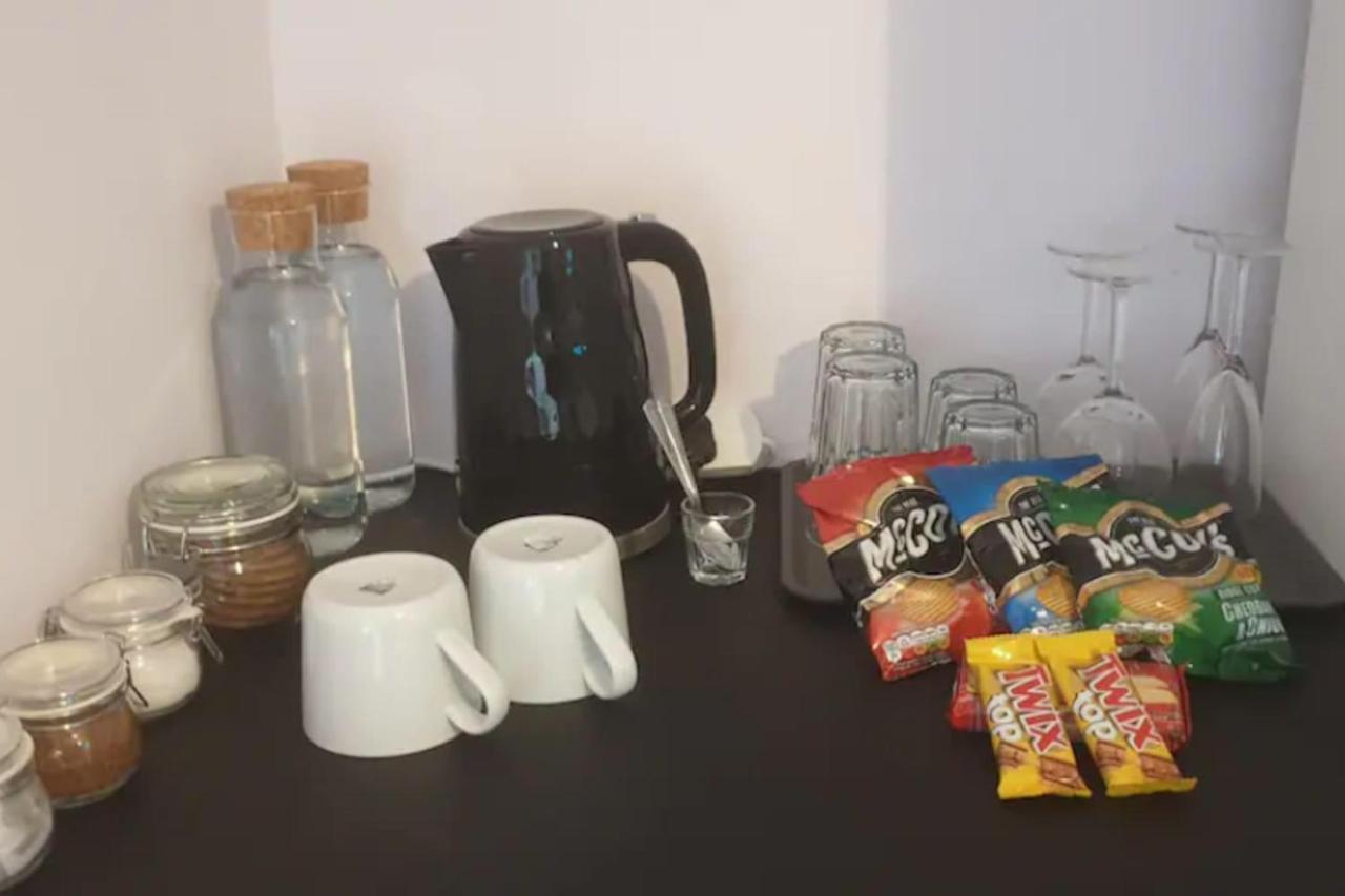Buck - En-Suite Room In Canalside Guesthouse 伯恩利 外观 照片