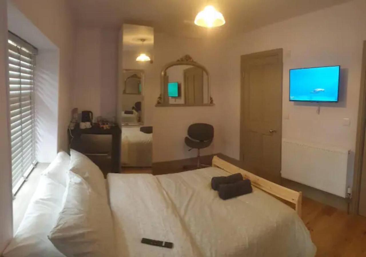 Buck - En-Suite Room In Canalside Guesthouse 伯恩利 外观 照片